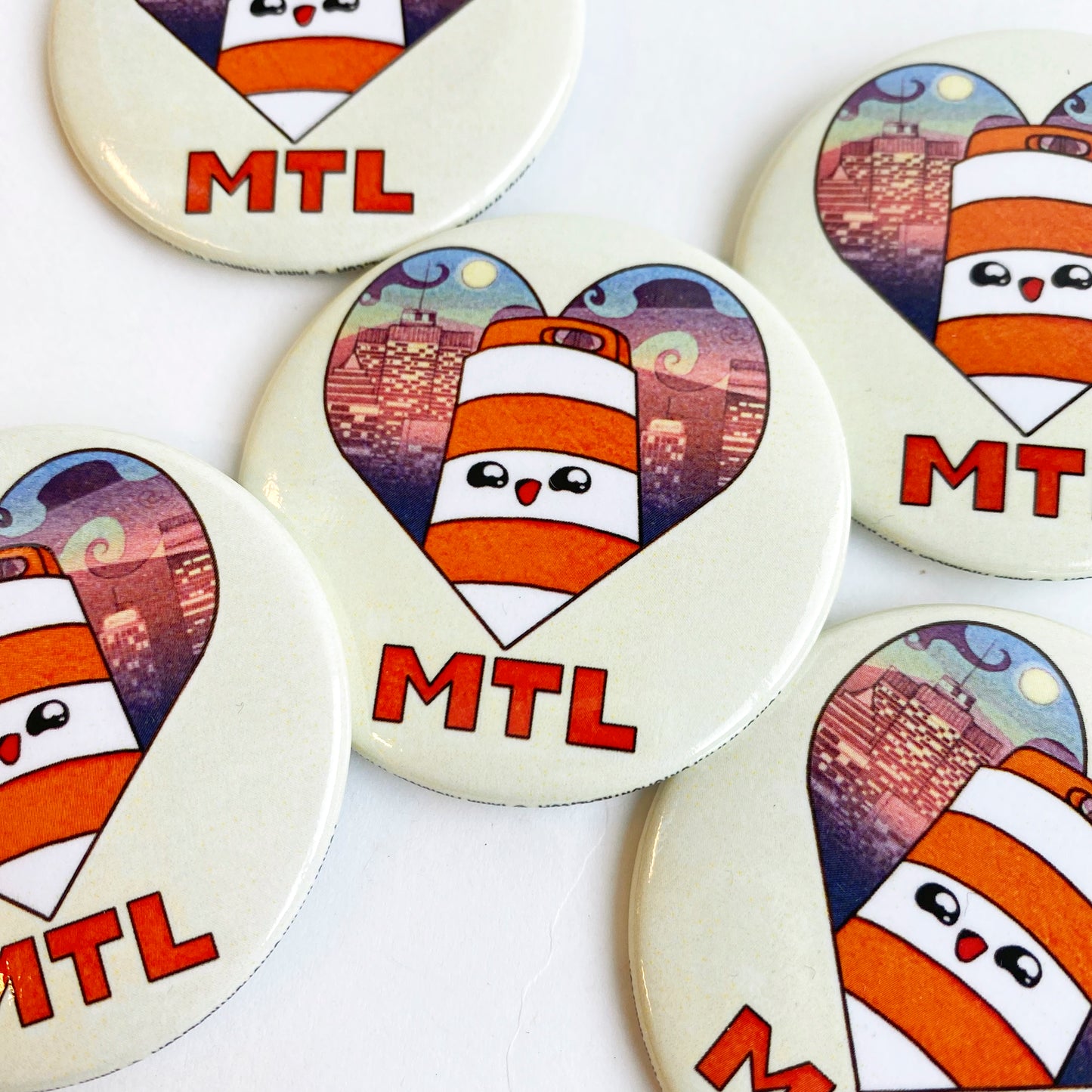 Ponto aime Montréal macaron 2.25"